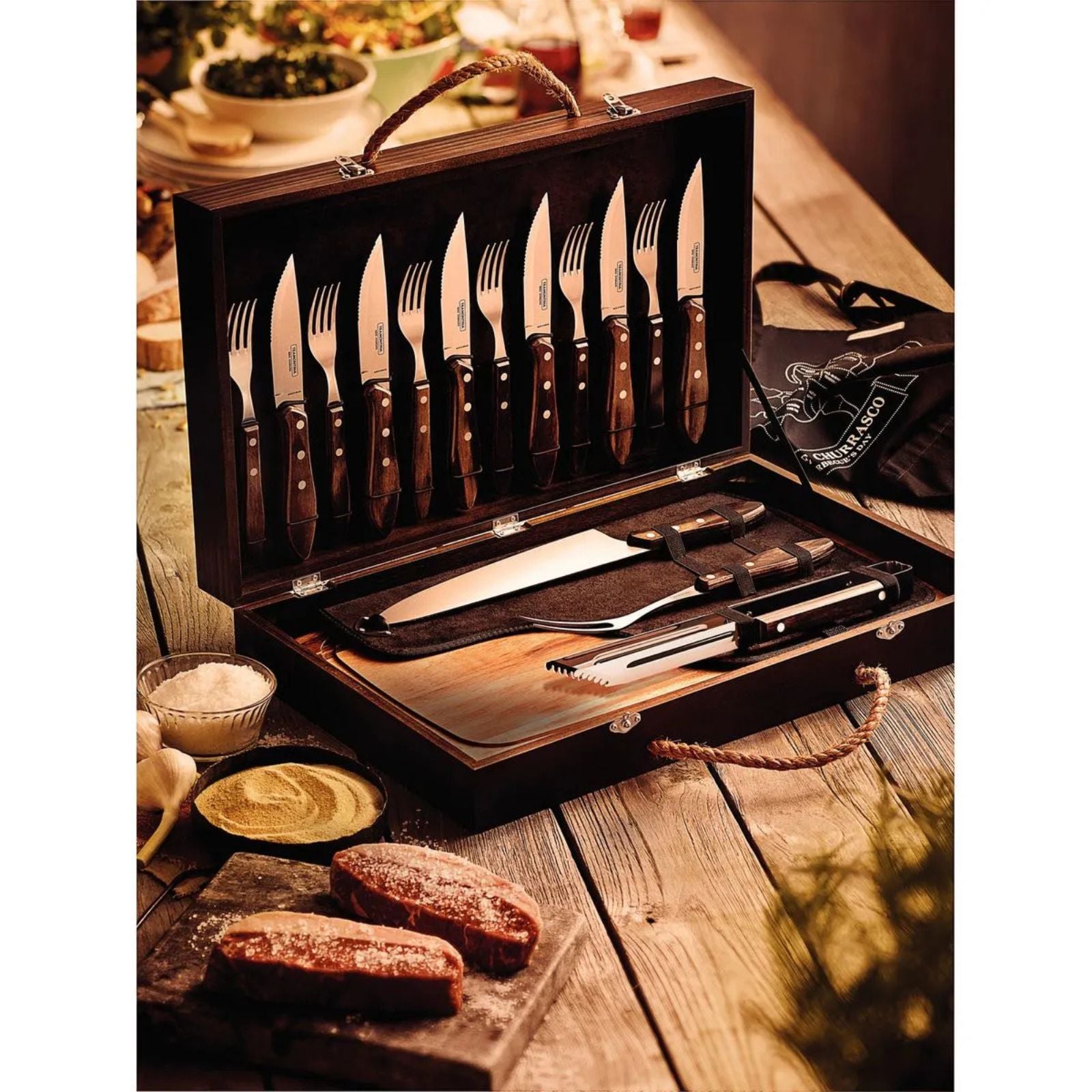 Kit para asado Tramontina con Cubiertos Jumbo de Acero Inoxidable, Mango Castaño Polywood con Tabla y Estuche de Madera, 17 piezas.