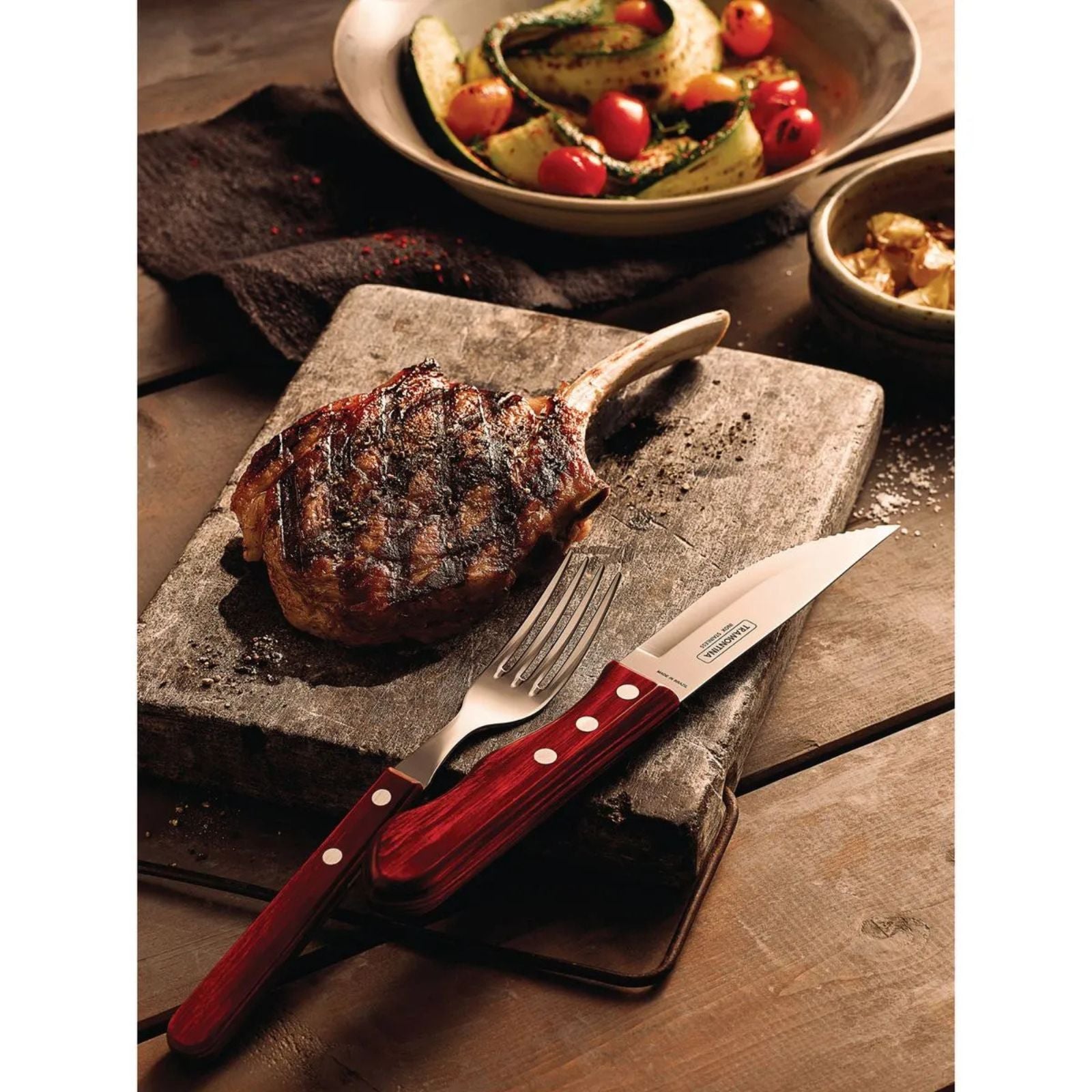 Juego de Cubiertos para Asado Jumbo Tramontina de Acero Inoxidable con Mango Rojo Polywood, 12 piezas.