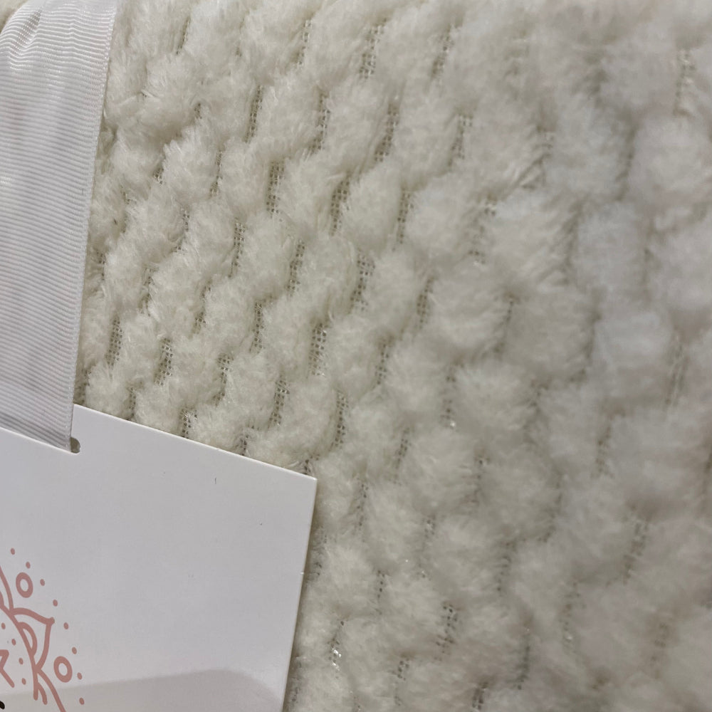 Frazada Microfibra White – Suave, Liviana y Decorativa