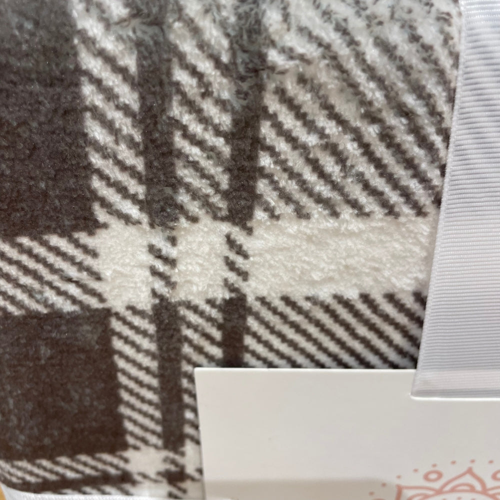 Manta Soft Tartan Gray – Elegancia Clásica y Suavidad Atemporal