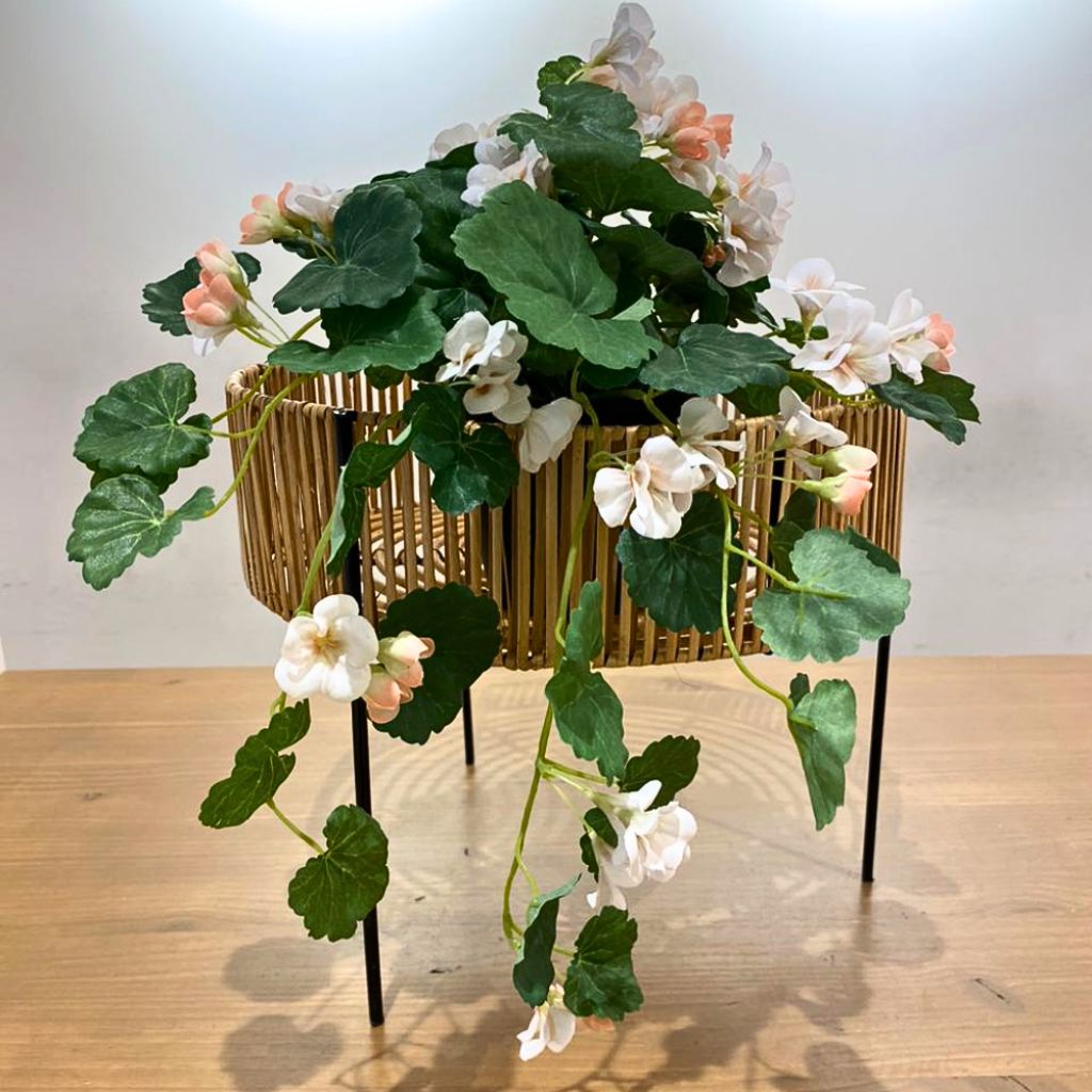 Pedestal decorativo multipropósito de metal y mimbre Matias