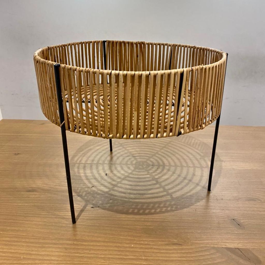 Pedestal decorativo multipropósito de metal y mimbre Matias