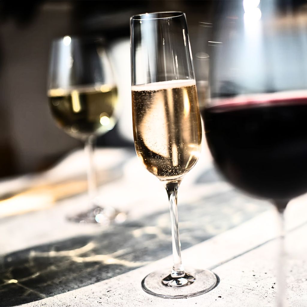 Set Brindis Dieciochero Bekaa con Copas de Vino 650 ml y Espumante 214 ml