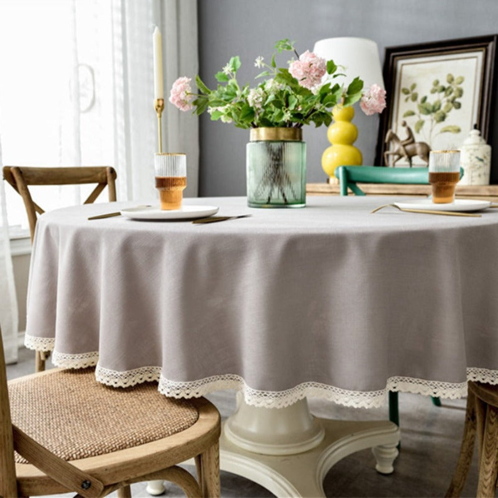 Mantel Redondo Gris con Borlas – Elegancia y Estilo Boho para Mesas Redondas