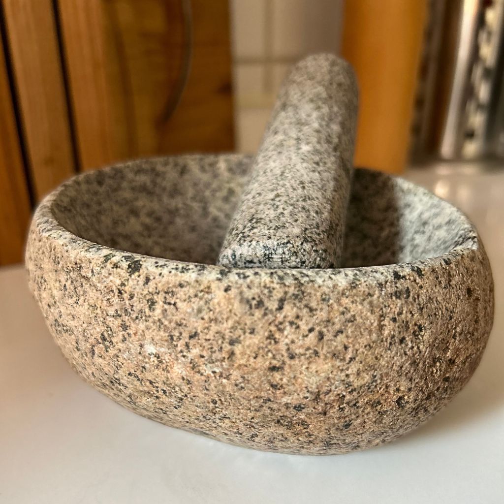 Set Pebre Chileno con Mortero, Alcuza, Ensaladeras Bella y Tabla Coquinaria