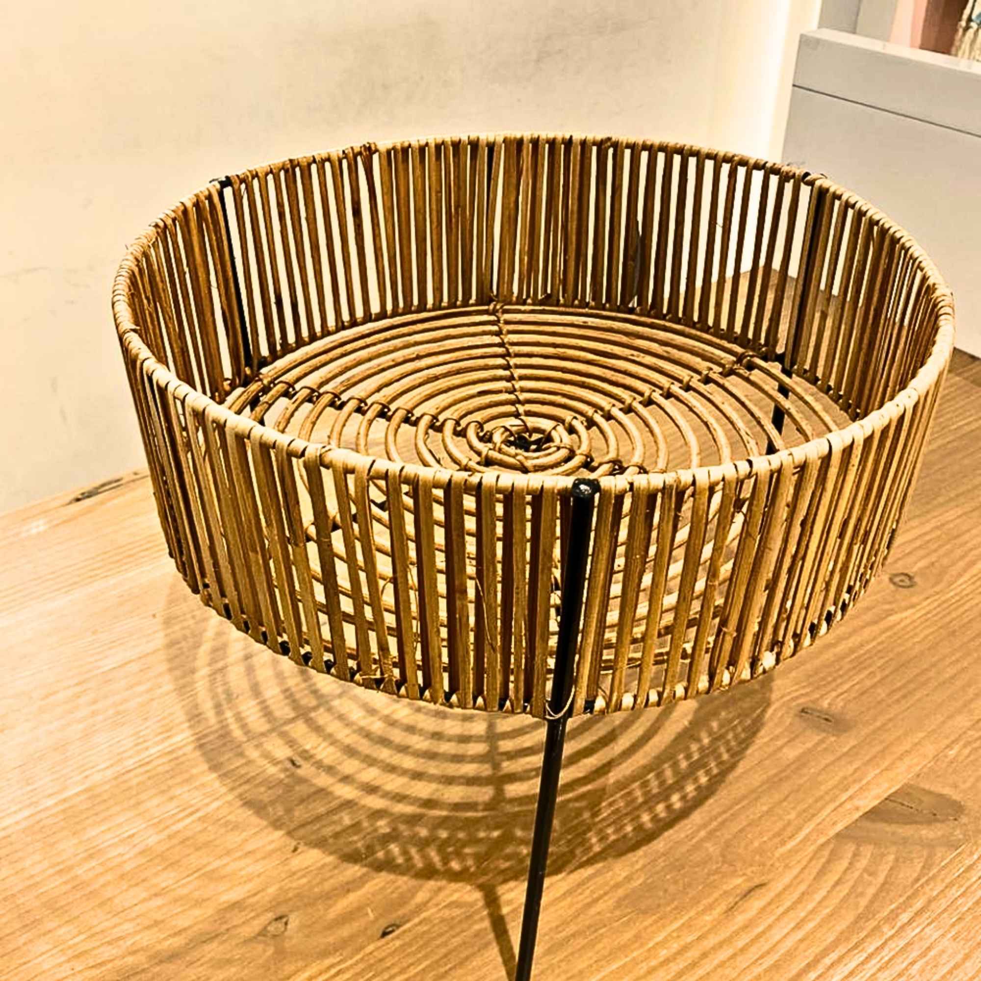 Pedestal decorativo multipropósito de metal y mimbre Matias