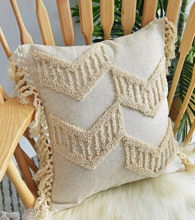Cojín bordado geométrico blanco beige con flecos