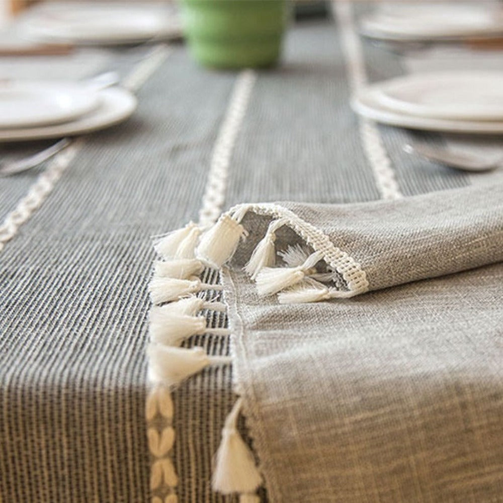 Mantel Rectangular Gris Piedra con Bordados – Elegancia Artesanal y Contraste Natural