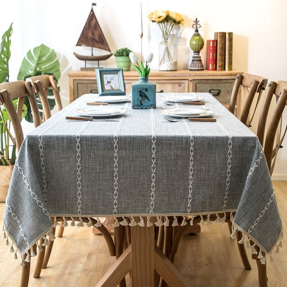 Mantel Rectangular Gris Piedra con Bordados Centrales – Estilo Bohemio con Toque Artesanal