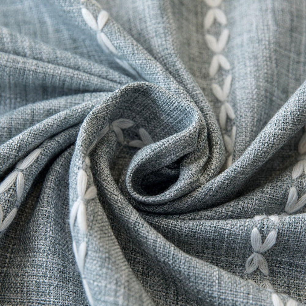 Mantel Rectangular Gris Piedra con Bordados Centrales – Estilo Bohemio con Toque Artesanal