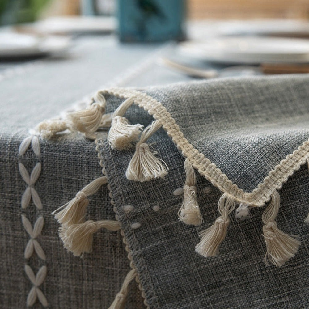 Mantel Rectangular Gris Piedra con Bordados Centrales – Estilo Bohemio con Toque Artesanal