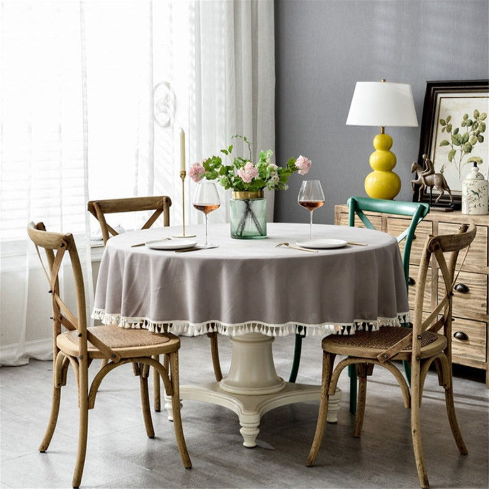 Mantel Redondo Gris con Borlas – Elegancia y Estilo Boho para Mesas Redondas