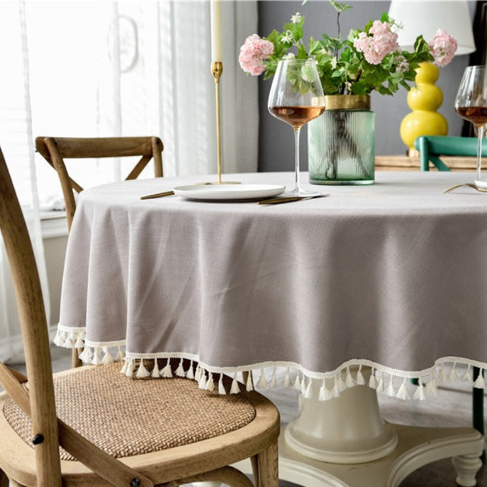 Mantel Redondo Gris con Borlas – Elegancia y Estilo Boho para Mesas Redondas