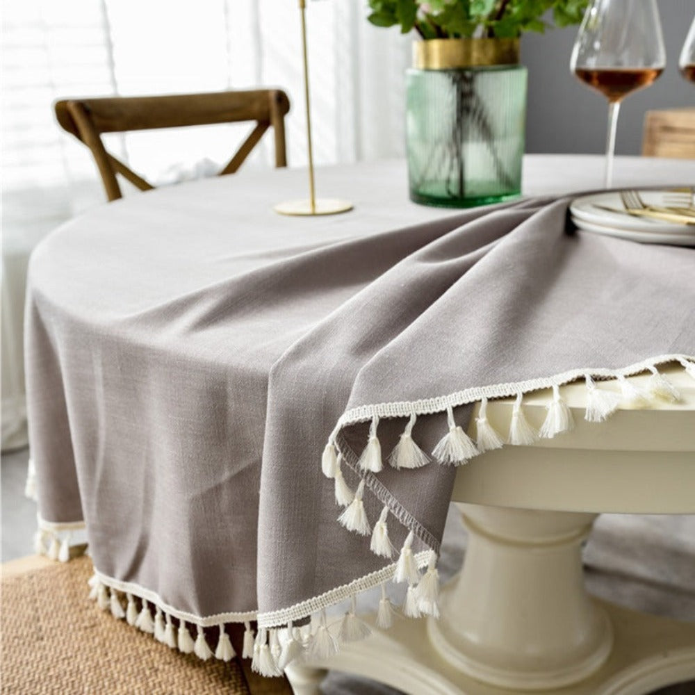 Mantel Redondo Gris con Borlas – Elegancia y Estilo Boho para Mesas Redondas