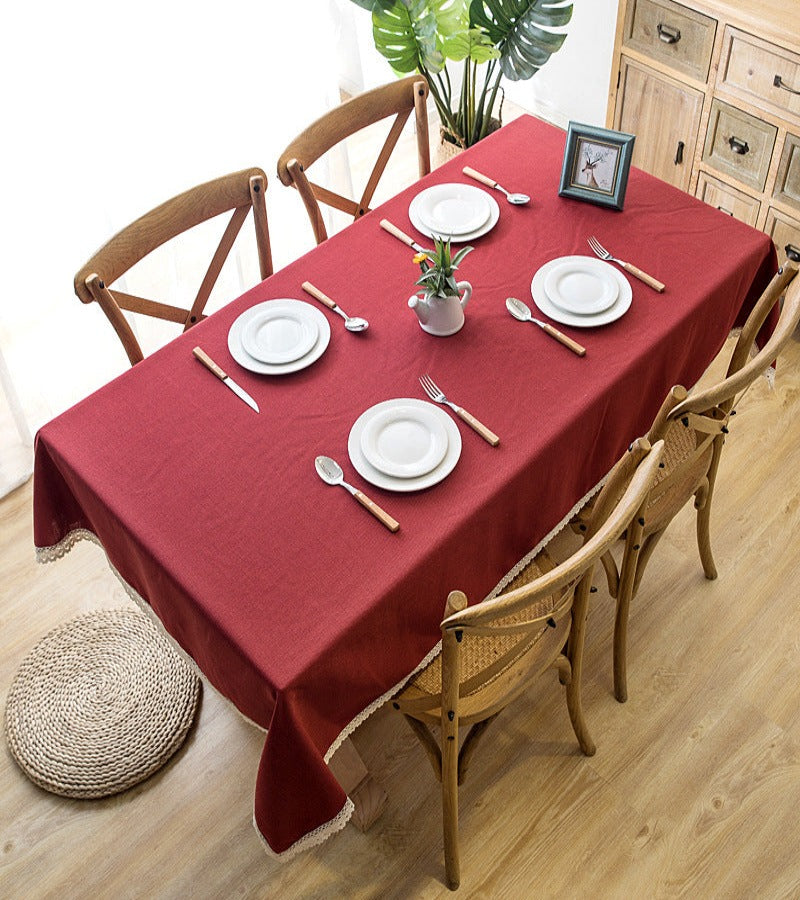 Mantel rectangular burdeo con borde de encaje beige, ideal para decorar tu mesa de comedor, mesa de comedor de diario y mesas en general de tu hogar, con las siguientes características: - Color: Burdeo - Borde: Encaje Beige - Material: Algodón - Medidas: 140 cm x 200 cm y 140 cm x 220 cm
