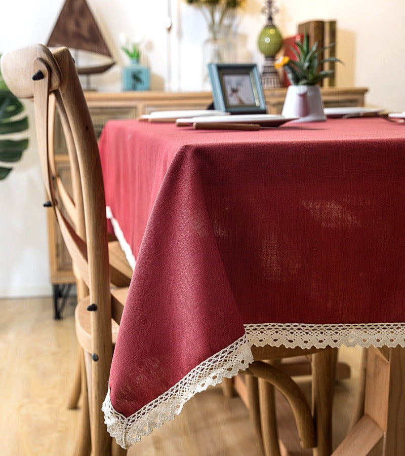 Mantel rectangular burdeo con borde de encaje beige, ideal para decorar tu mesa de comedor, mesa de comedor de diario y mesas en general de tu hogar, con las siguientes características: - Color: Burdeo - Borde: Encaje Beige - Material: Algodón - Medidas: 140 cm x 200 cm y 140 cm x 220 cm
