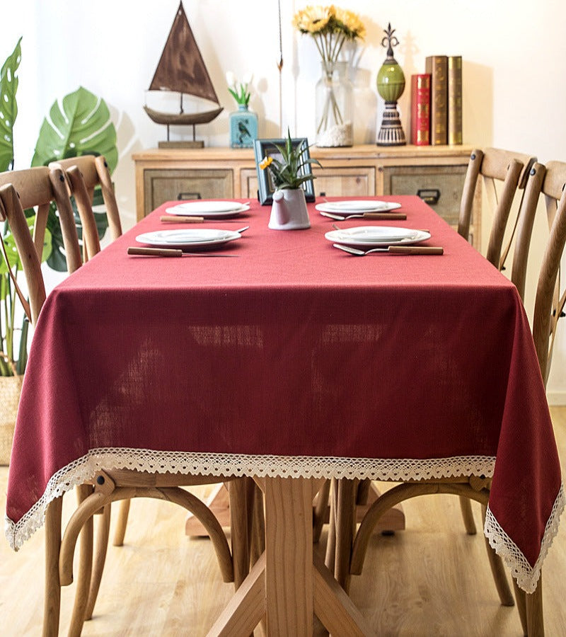 Mantel rectangular burdeo con borde de encaje beige, ideal para decorar tu mesa de comedor, mesa de comedor de diario y mesas en general de tu hogar, con las siguientes características: - Color: Burdeo - Borde: Encaje Beige - Material: Algodón - Medidas: 140 cm x 200 cm y 140 cm x 220 cm