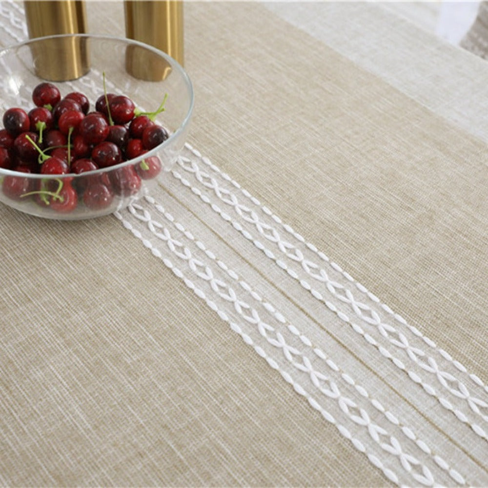 Mantel Rectangular café claro en laterales con franja central de tono más oscuro con bordados blancos centrales y borde de borlas de color beige, lo puedes usar para decorar tus mesas de comedor, comedor de diario y mesas en general de tus espacios y hogar. Mantel rectangular Color: Café Claro Con Borlas color crema en el borde Material: Lino Mantel tiene medidas de 140 cm x 220 cm y 140 cm x 200 cm.
