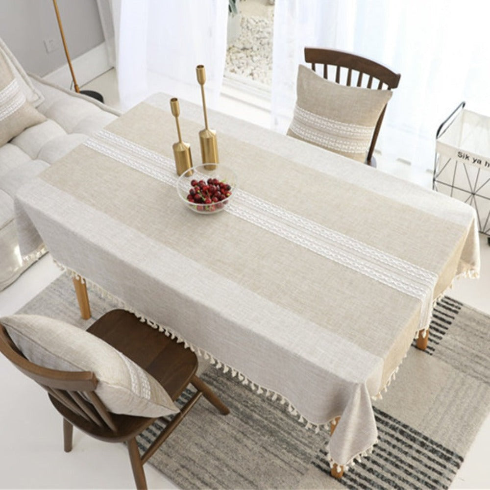 Mantel Rectangular café claro en laterales con franja central de tono más oscuro con bordados blancos centrales y borde de borlas de color beige, lo puedes usar para decorar tus mesas de comedor, comedor de diario y mesas en general de tus espacios y hogar. Mantel rectangular Color: Café Claro Con Borlas color crema en el borde Material: Lino Mantel tiene medidas de 140 cm x 220 cm y 140 cm x 200 cm.