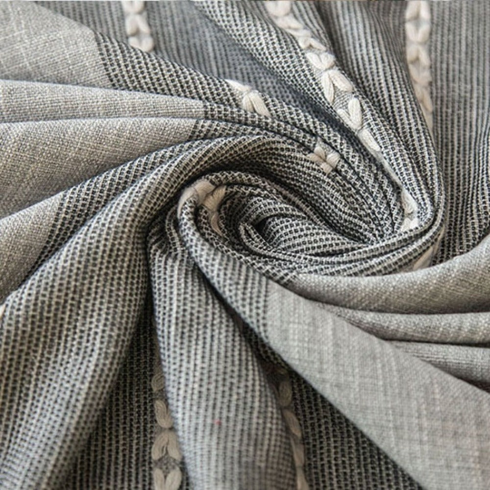 Mantel Rectangular Gris Piedra con Bordados – Elegancia Artesanal y Contraste Natural