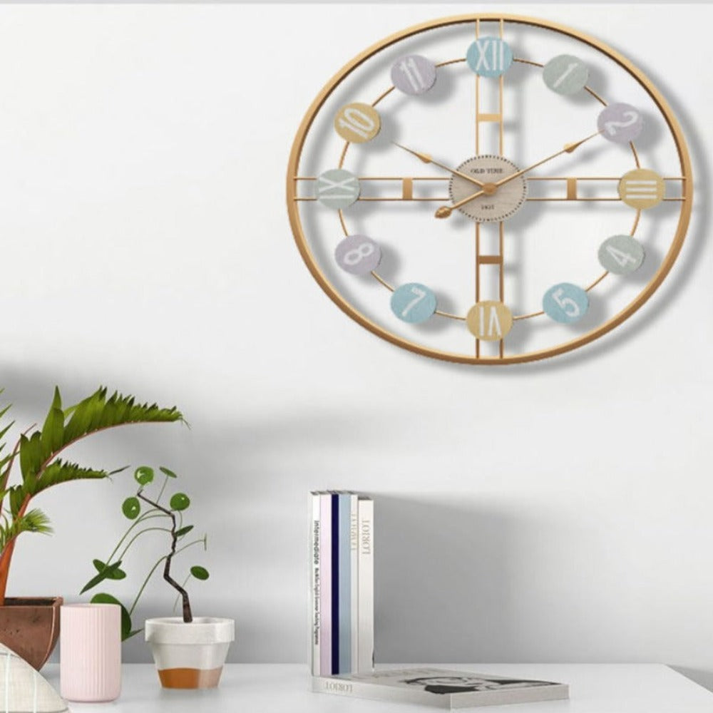 Reloj Mural Moderno Dorado Con Números Multicolor
