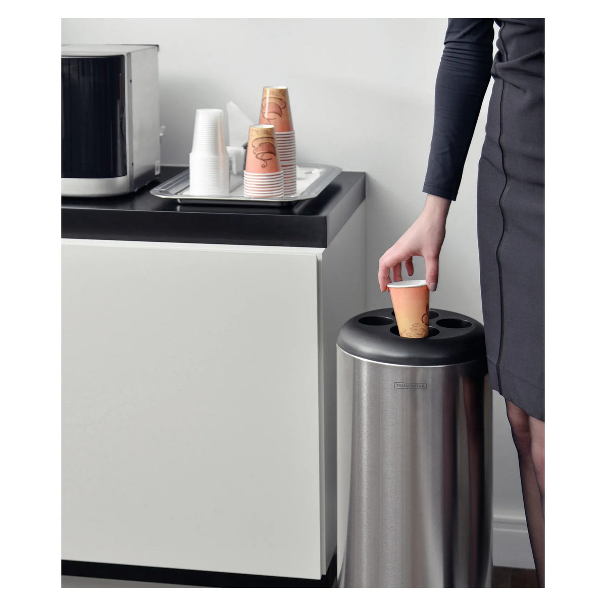 Basurero de acero inoxidable Tramontina Perugia para vasos con terminación Satinado, base y aro de polipropileno y 31 l de capacidad. - imagen 3