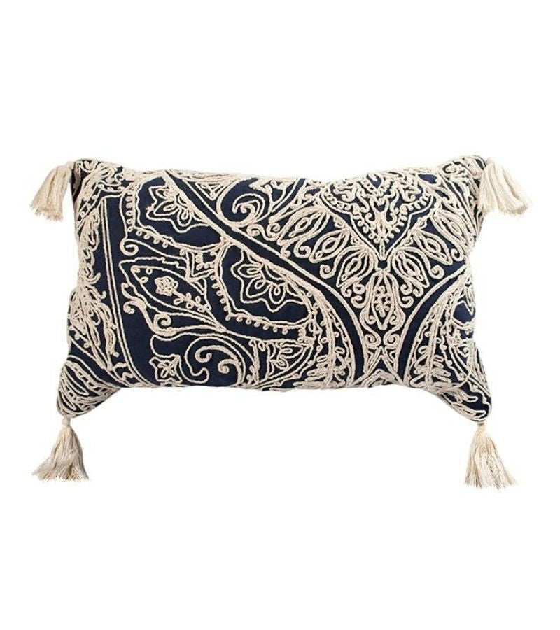 Cojín rectangular azul bordado con borlas
