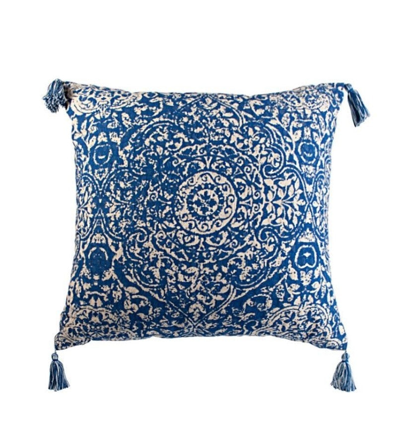 Cojín estampado azul y borlas