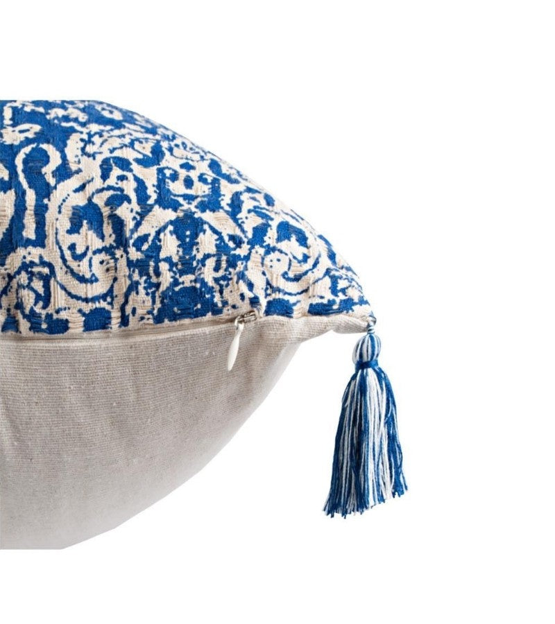 Cojín estampado azul y borlas