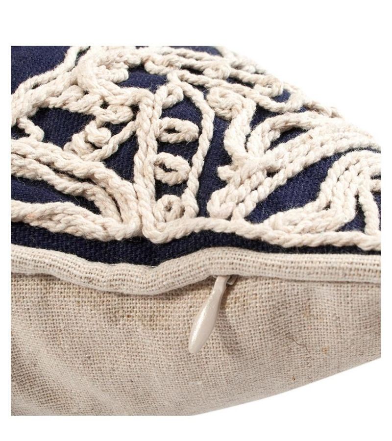 Cojín rectangular azul bordado con borlas