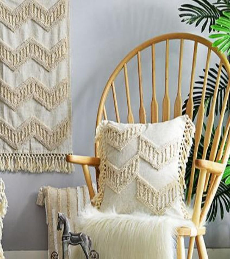 Cojín bordado geométrico blanco beige con flecos