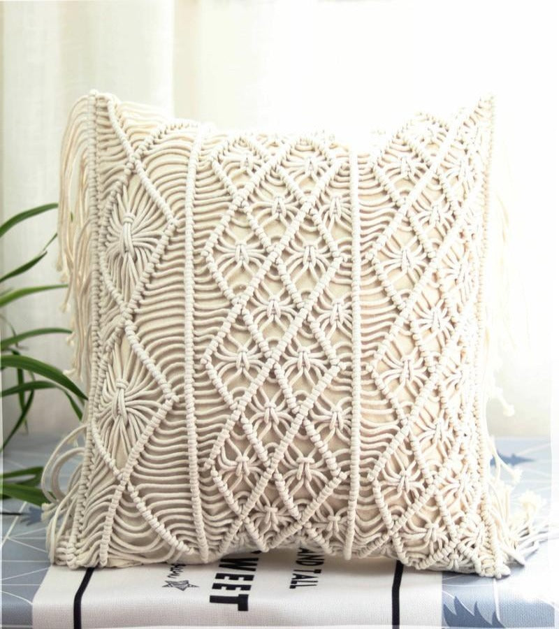 Cojín Macramé geométrico crudo con flecos