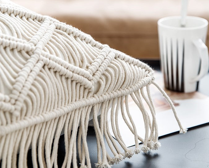 Cojín Macramé geométrico crudo con flecos